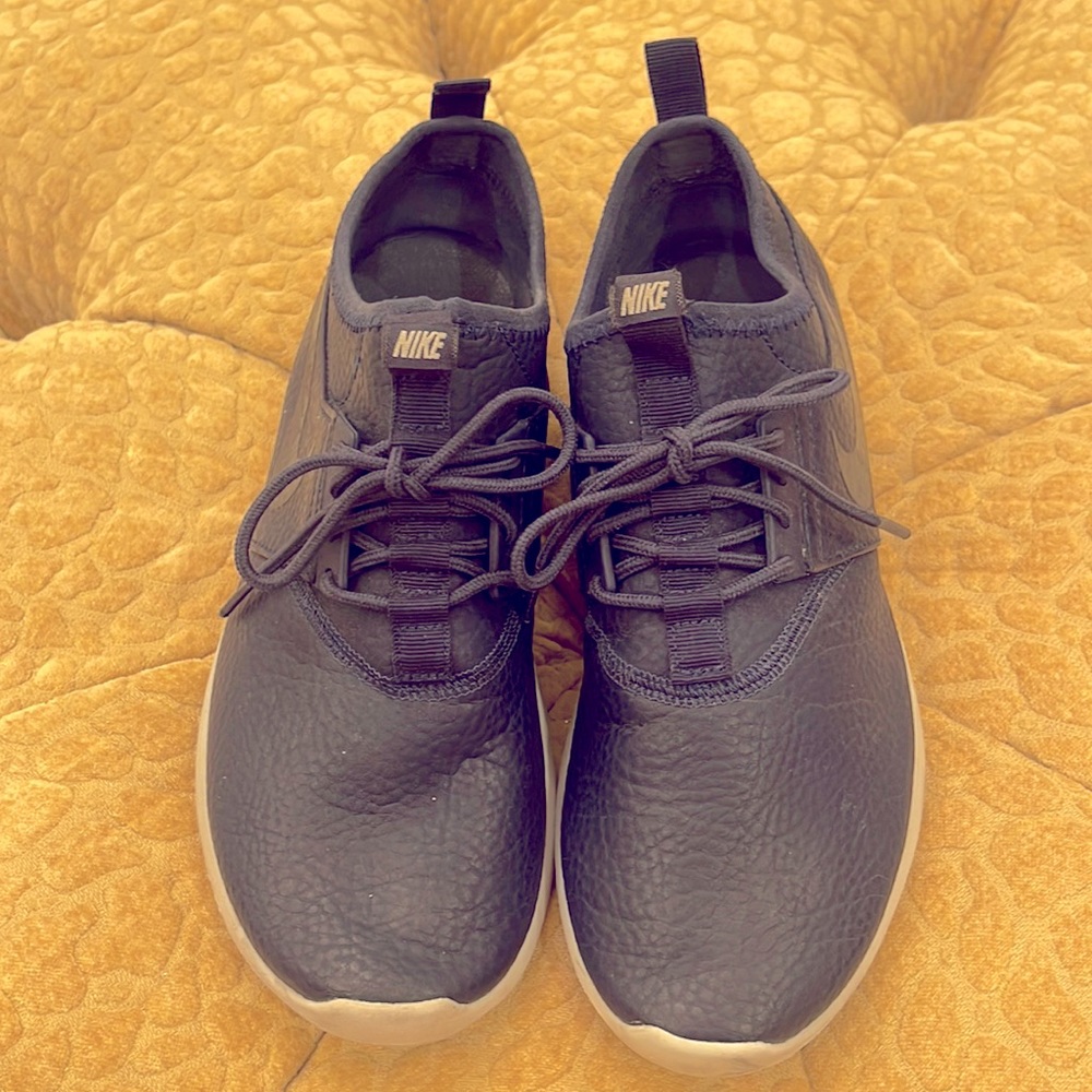 Nike slip on tennis shoes w/laces  8.5 Navy Leather